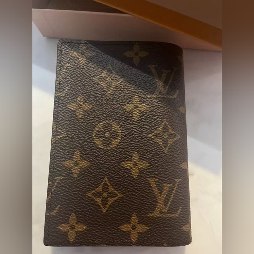 Louis Vuitton Passport Cover - Picture 4 of 9